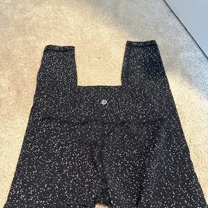 Lululemon wonder under black leggings with silver detailing. Size 2